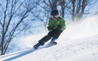 Kind fährst Schuss auf Piste