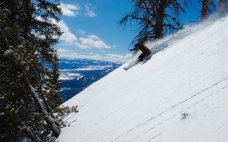 Skifahrer im Backcountry fähr bergab