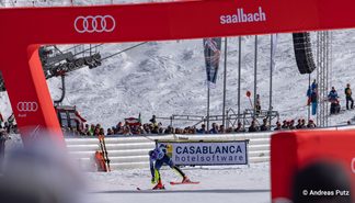 Skifahrer beim Zieleinlauf in Saalbach