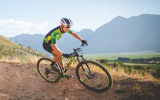 Sportlicher Mountainbiker auf einem Hardtail fährt einen Trail.