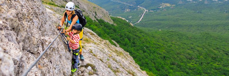 Mutter und Kind zusammen auf Klettersteig