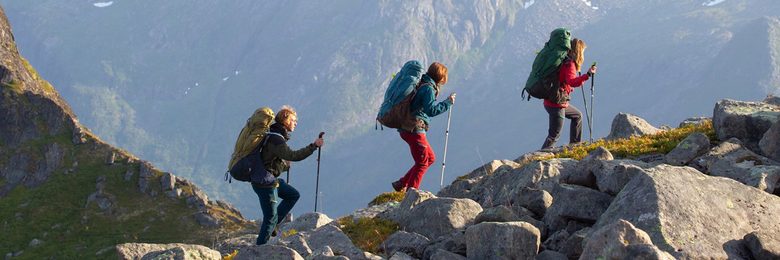 Wanderer mit Rucksack laufen durch die Berge.