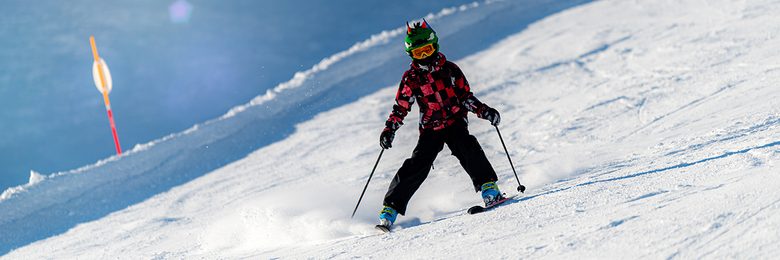 Junge im Schnee mit Ski