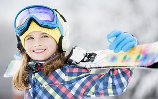 Mädchen mit Ski auf der Schulter