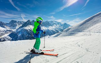 Bild Junge mit Schneehose grün auf Ski