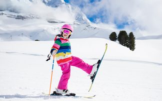 Bild Mädchen auf Ski mit pinker Hose